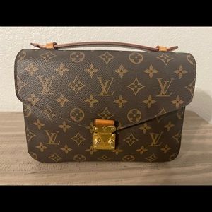 Louis Vuitton pochette metis monogram